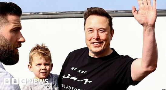 Assista: Musk e filho visitam planta da Tesla após incêndio