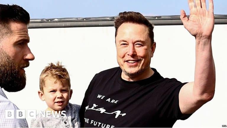 Assista: Musk e filho visitam planta da Tesla após incêndio