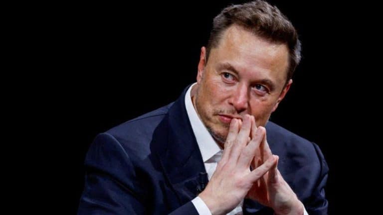 Primeiro-ministro australiano chama Elon Musk de 'bilionário arrogante' em disputa sobre imagens de ataque.