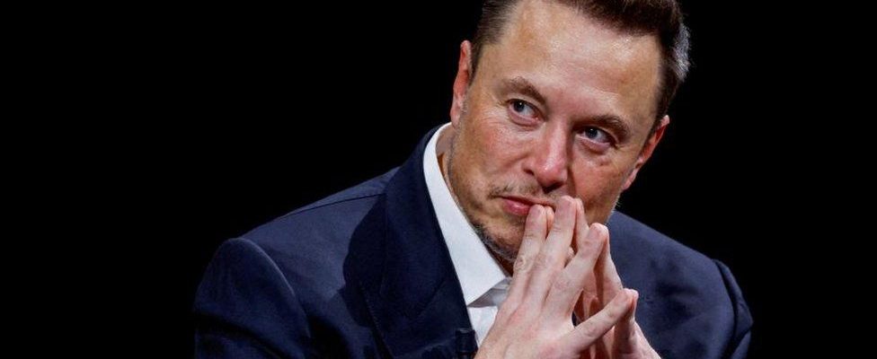 Primeiro-ministro australiano chama Elon Musk de 'bilionário arrogante' em disputa sobre imagens de ataque.