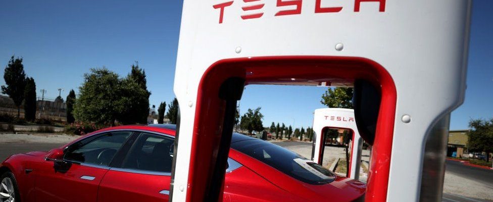 Equipe da Tesla afirma que toda a equipe de Superchargers da empresa foi demitida