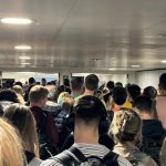 Passaportes eletrônicos voltam a funcionar após interrupção causar atrasos nos aeroportos do Reino Unido
