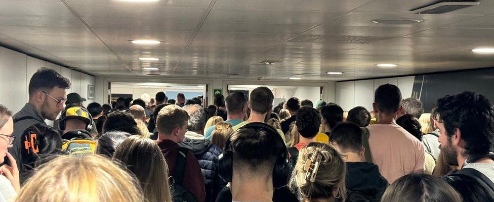 Passaportes eletrônicos voltam a funcionar após interrupção causar atrasos nos aeroportos do Reino Unido